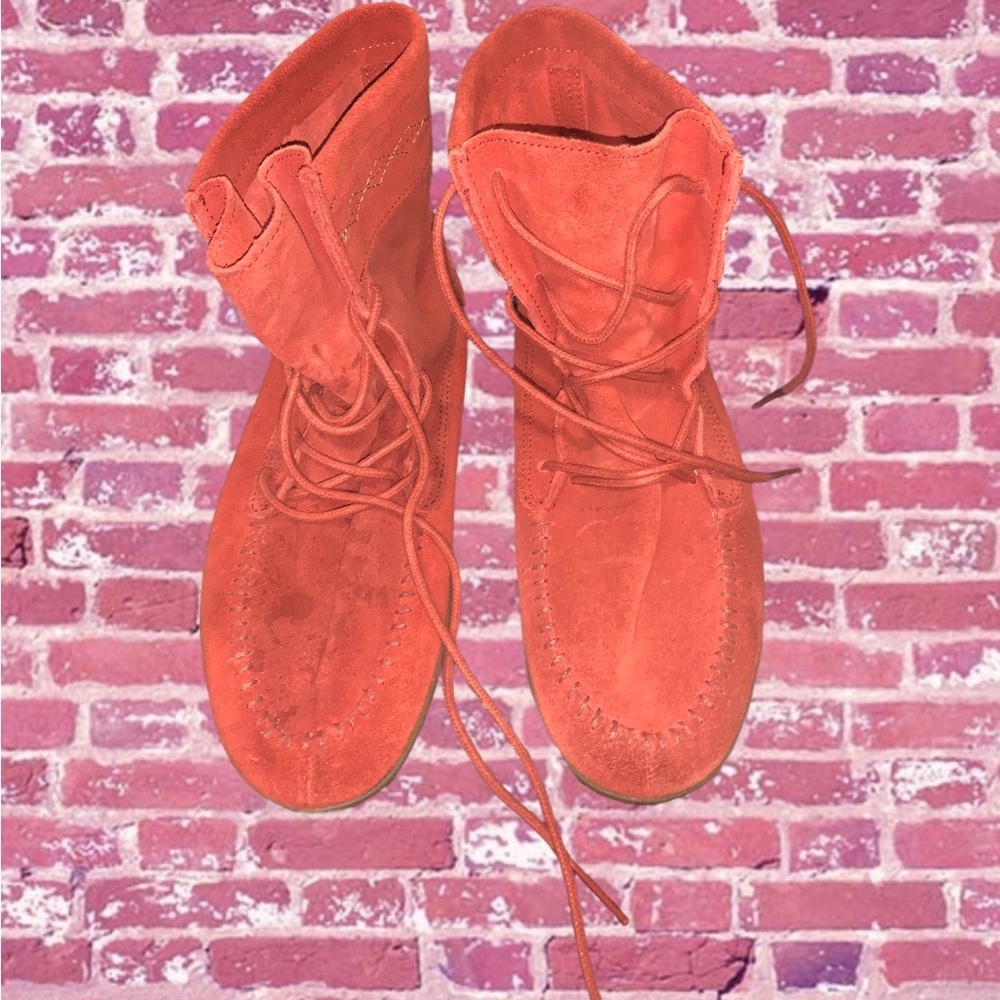 VANS - Off the Wall - 7.5 woman’s size US Moccasins style (red)